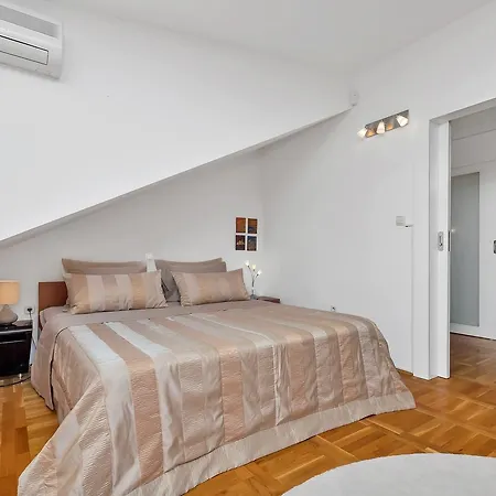 Manhattan Apartment *