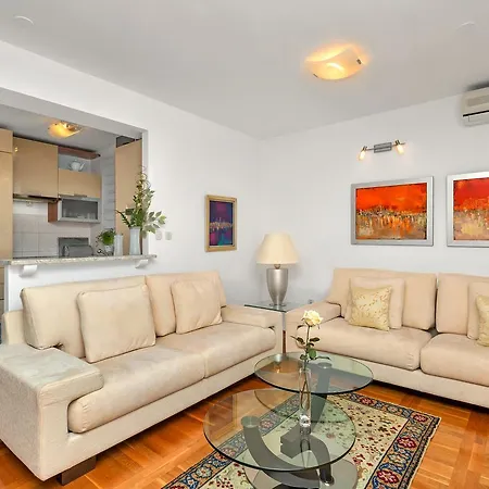 Manhattan Apartment *